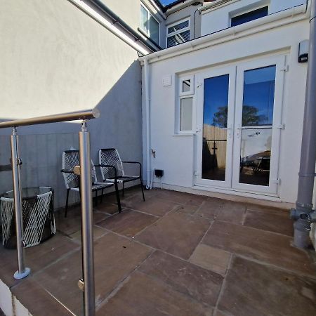 3 Bedroom Stylish Home Merthyr 머티르티드필 외부 사진